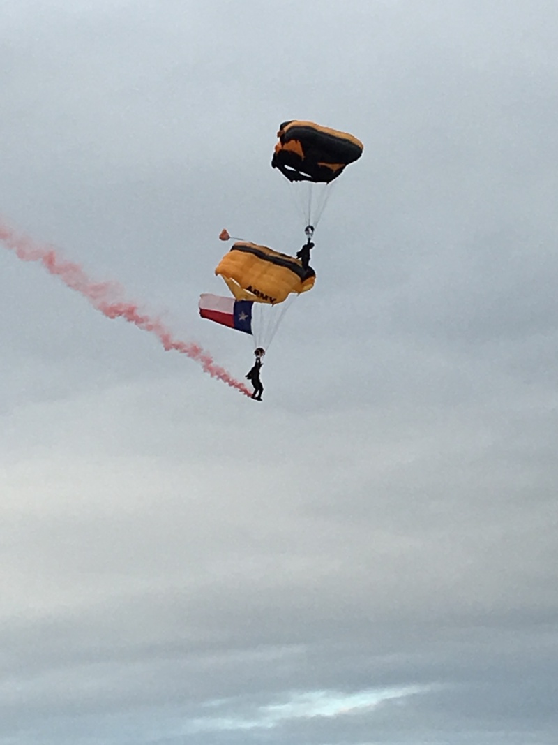 2017/11(November)/Longhorn-Football/800x600_2017-11-11-Texas-vs-Kansas-Football-10-skydivers.JPG