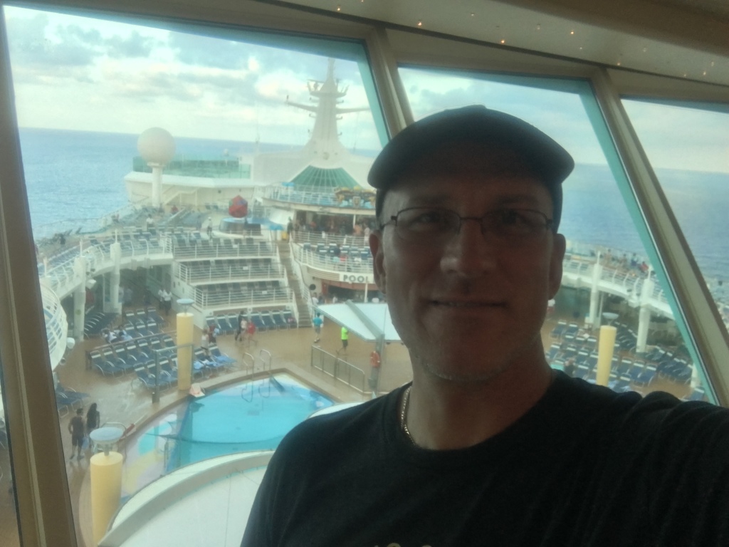 2017/12(December)/Royal-Carribean-Navigator-of-the-Seas-Cruise/1024x768_2017-12-21-Cruise-09-swimming-pool-deck-Travis.JPG