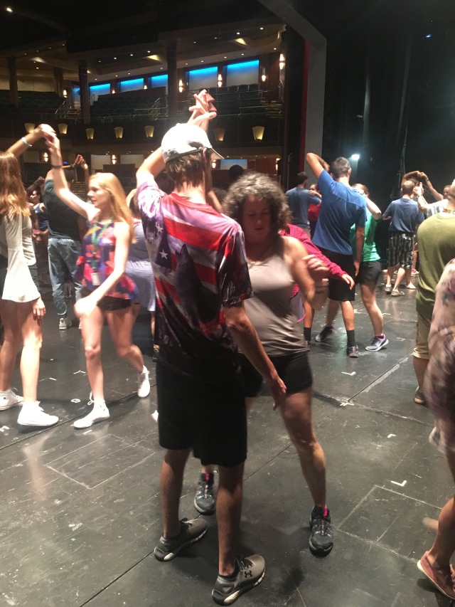 2017/12(December)/Royal-Carribean-Navigator-of-the-Seas-Cruise/640x480_2017-12-18-Cruise-12-Roomba-Dancing-Chance-Suzi.JPG