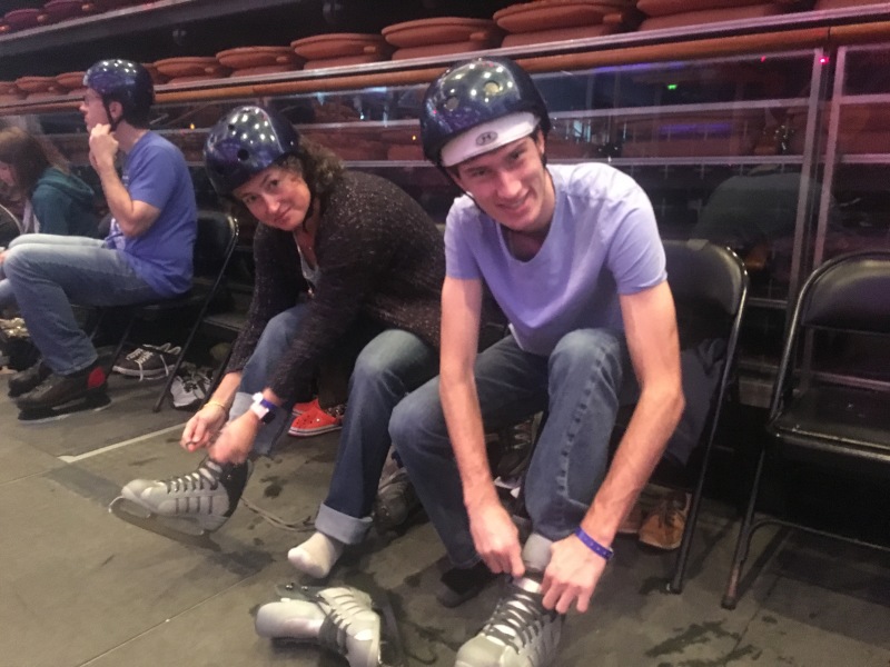 2017/12(December)/Royal-Carribean-Navigator-of-the-Seas-Cruise/800x600_2017-12-18-Cruise-02-IceSkating-Suzi-Chance.JPG