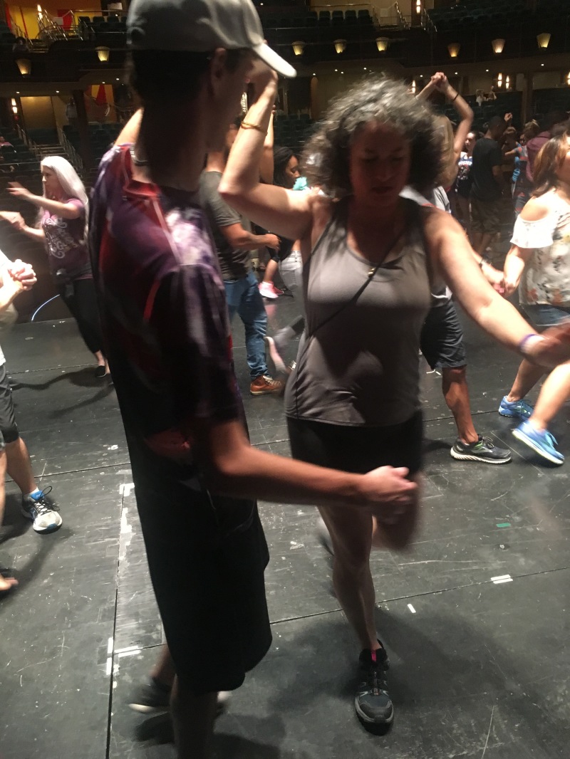2017/12(December)/Royal-Carribean-Navigator-of-the-Seas-Cruise/800x600_2017-12-18-Cruise-10-Roomba-Dancing-Chance-Suzi.JPG