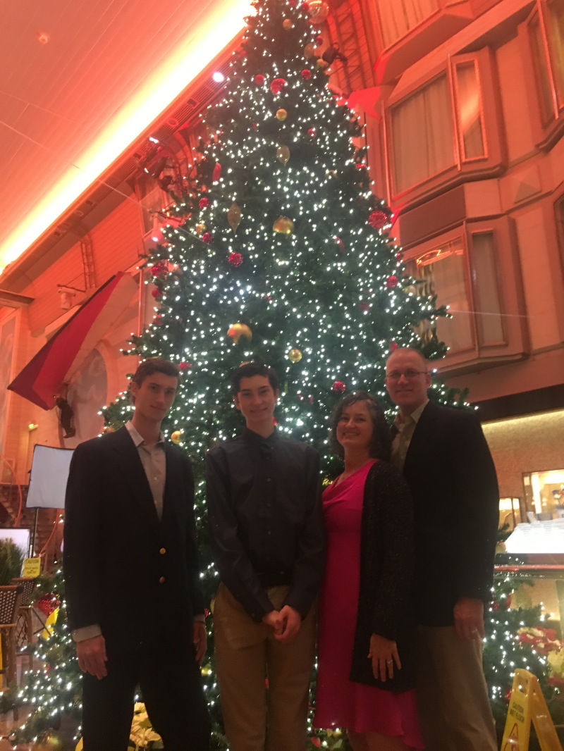 2017/12(December)/Royal-Carribean-Navigator-of-the-Seas-Cruise/800x600_2017-12-18-Cruise-15-Chance-Dax-Suzi-Travis-Christmas-Tree.JPG