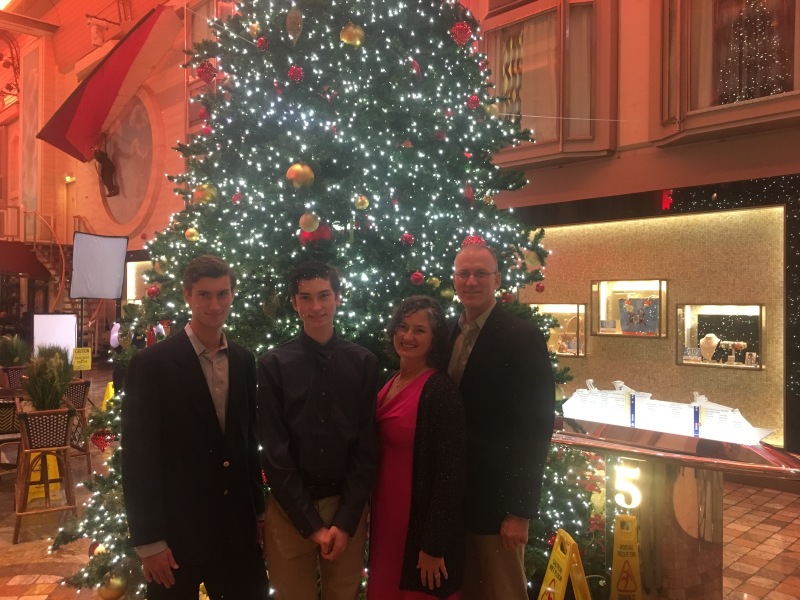 2017/12(December)/Royal-Carribean-Navigator-of-the-Seas-Cruise/800x600_2017-12-18-Cruise-17-Chance-Dax-Suzi-Travis-Christmas-Tree.JPG