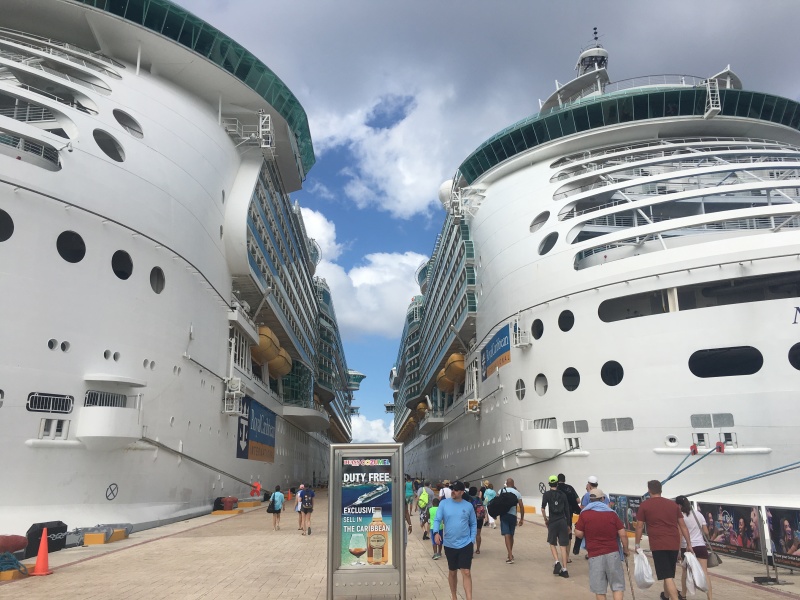 2017/12(December)/Royal-Carribean-Navigator-of-the-Seas-Cruise/800x600_2017-12-19-Cruise-25-Sister-Ships.JPG