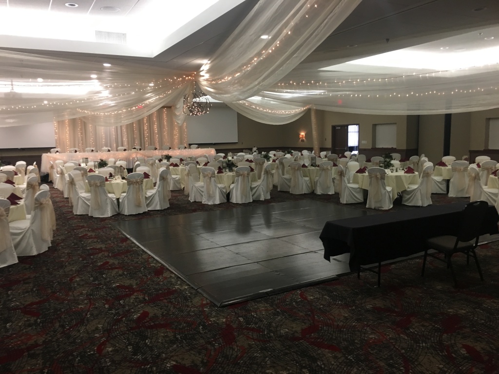 2018/01(January)/Brooke-Scott-Wedding/1024x768_2018-01-05-02-Brook-Scott-JoshuaAdam-Wedding-tables.JPG