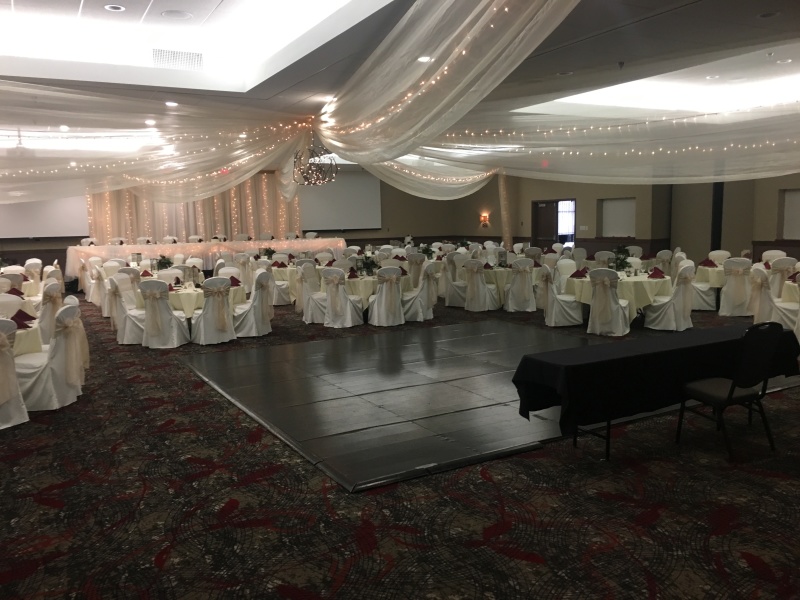 2018/01(January)/Brooke-Scott-Wedding/800x600_2018-01-05-02-Brook-Scott-JoshuaAdam-Wedding-tables.JPG