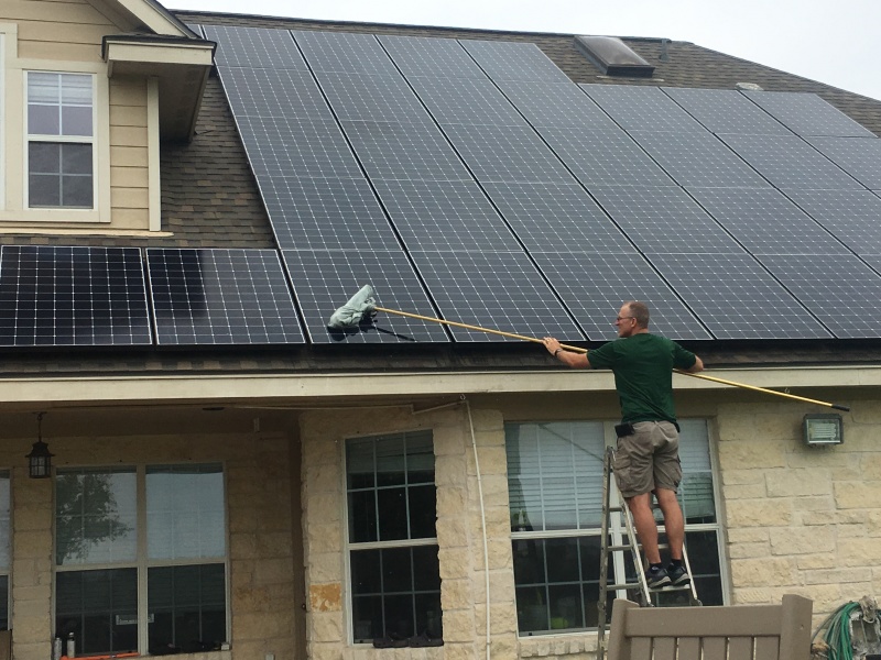2018/01(January)/Solar-Install/800x600_2018-05-13-Travis-washing-panels.JPG