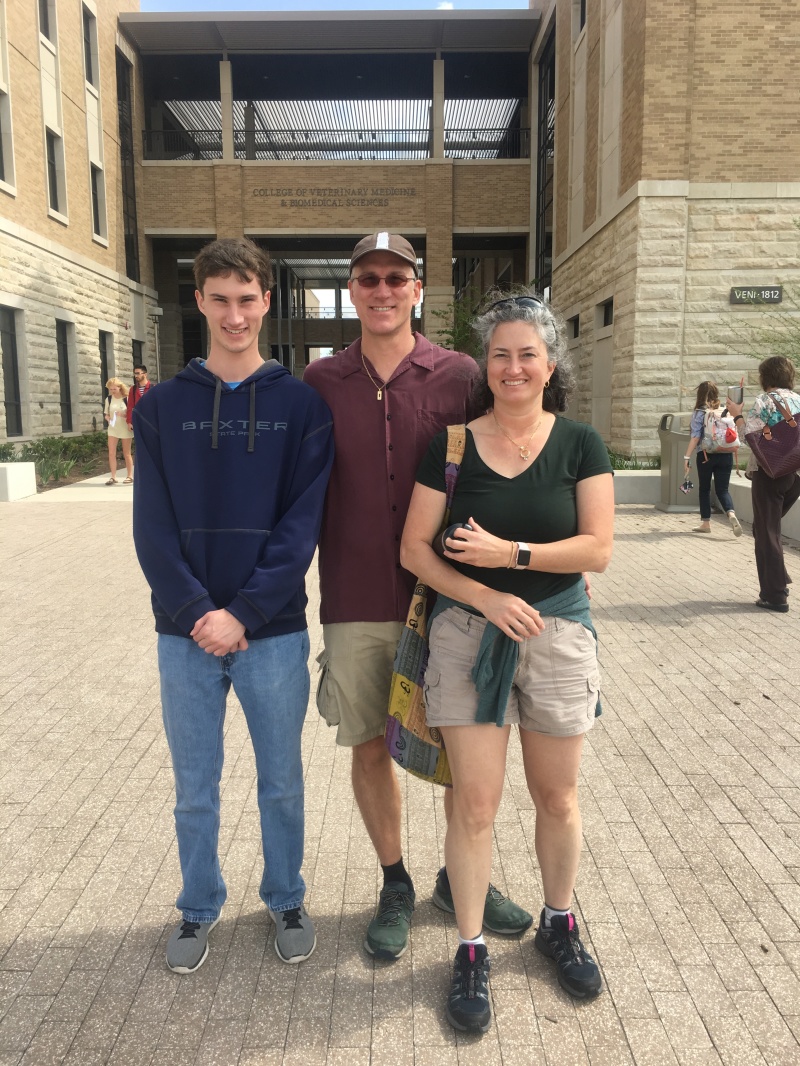 2018/04(April)/TAMU-Visit-Chance/800x600_2018-04-02-TAMU-Visit-Chance-03-Travis-Suzi-GOOD.JPG