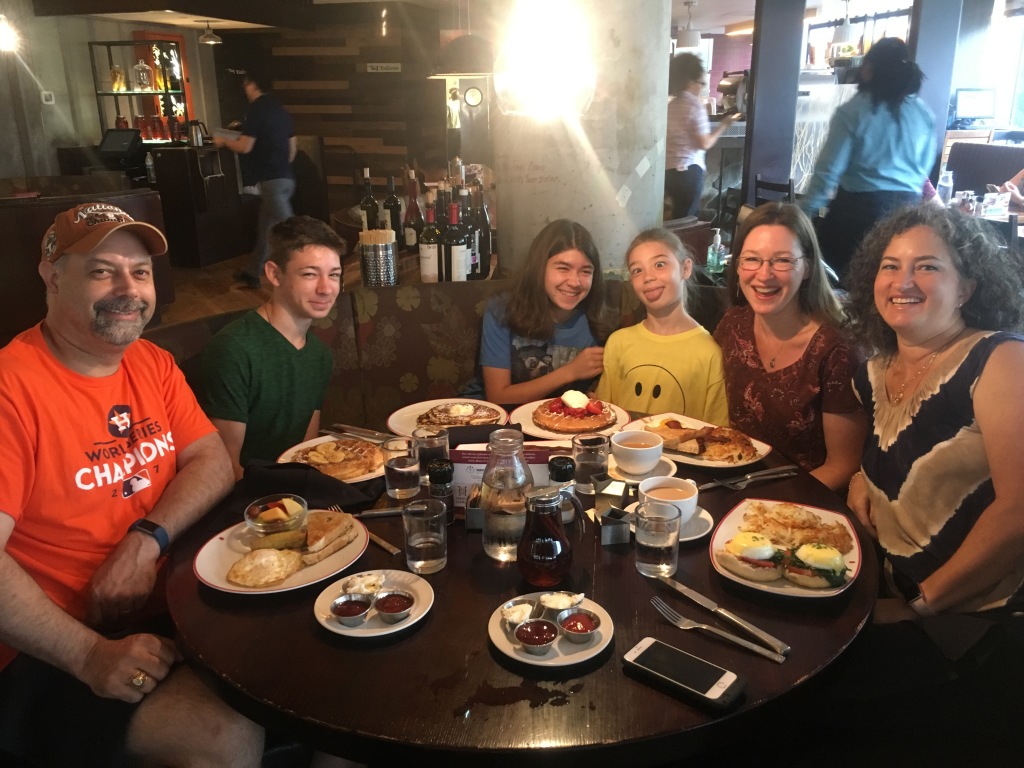 2018/06(June)/Misc/1024x768_2018-06-21-Suzi-dinner-with-Mike-Karen-3.JPG