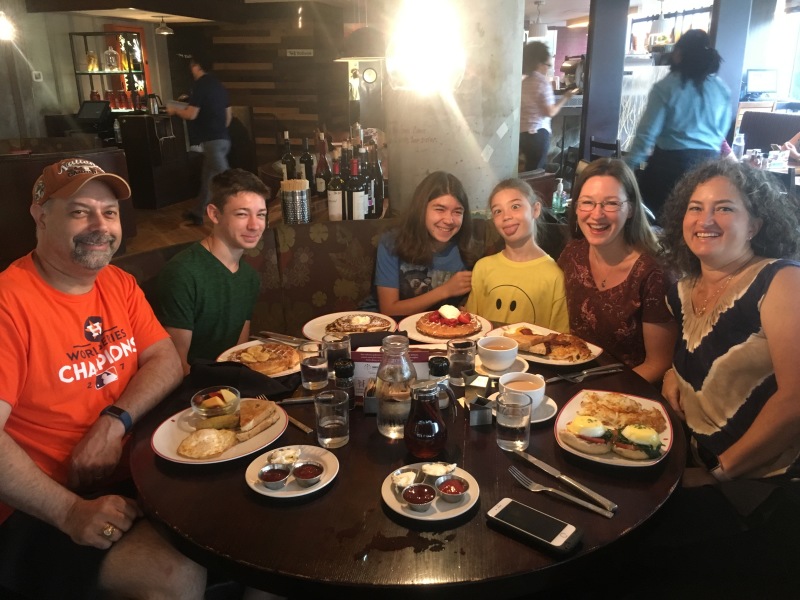 2018/06(June)/Misc/800x600_2018-06-21-Suzi-dinner-with-Mike-Karen-3.JPG