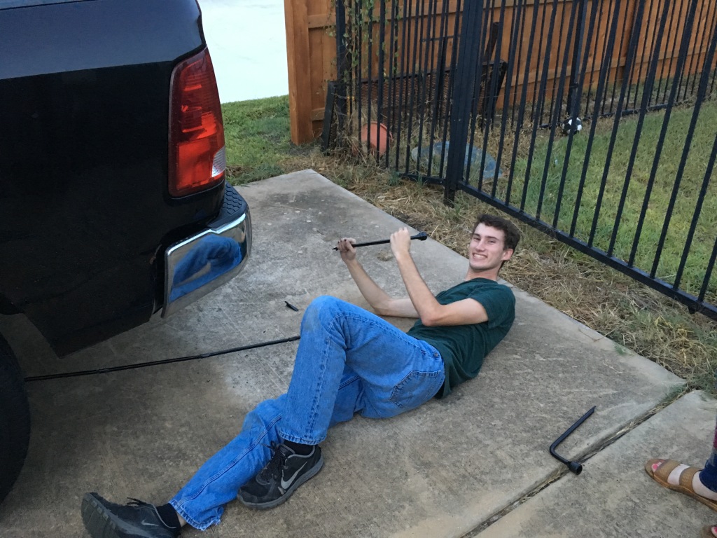 2018/07(July)/Dodge-Pickup/1024x768_2018-08-12-2009-Dodge-Pickup-2-Chance-changing-tire-practice.JPG
