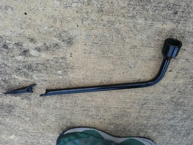2018/07(July)/Dodge-Pickup/640x480_2018-08-12-2009-Dodge-Pickup-3-Chance-changing-tire-practice-broken-lug-wrench.JPG