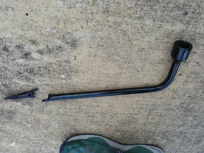 2018/07(July)/Dodge-Pickup/800x600_2018-08-12-2009-Dodge-Pickup-3-Chance-changing-tire-practice-broken-lug-wrench.JPG