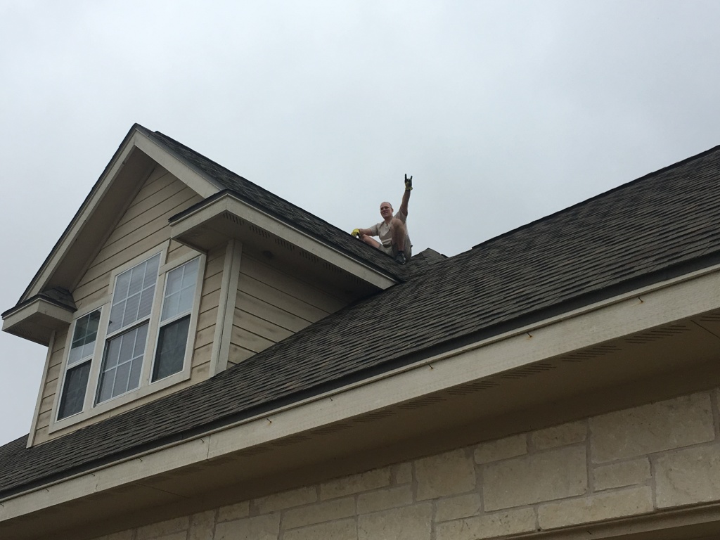 2019/01(January)/Misc/1024x768_2019-02-02-fixing-shingles-Travis-2.JPG