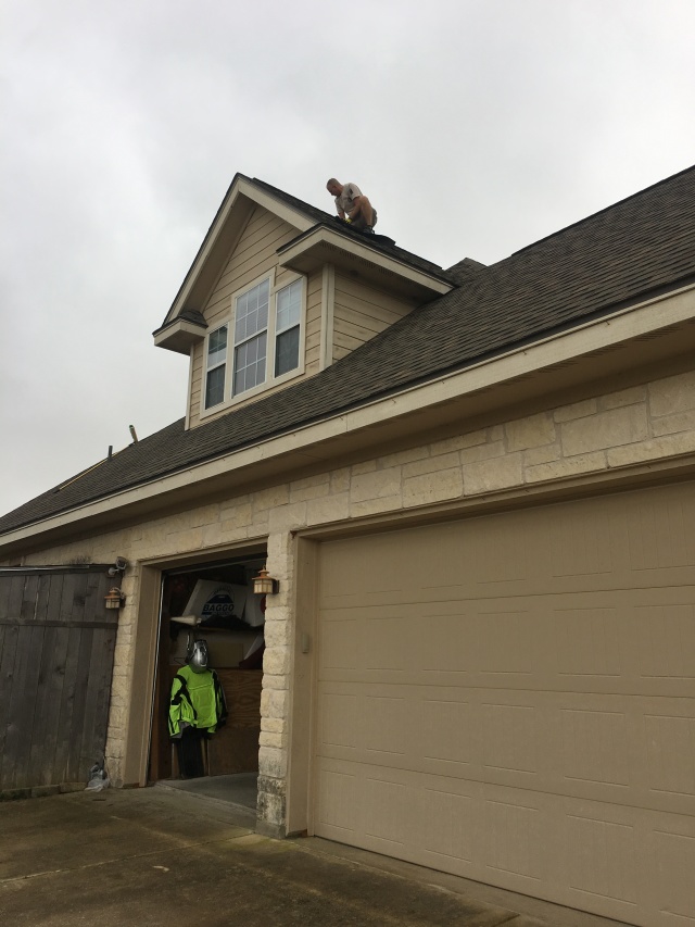 2019/01(January)/Misc/640x480_2019-02-02-fixing-shingles-Travis-1.JPG