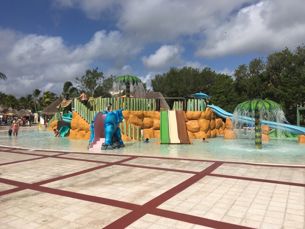 2019-04-07-Cancun-Bahia-Principie-02-water-park.JPG
