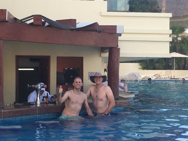 2019/04(April)/Cancun-with-Adriana/640x480_2019-04-06-Cancun-Bahia-Principie-017-Lio-Travis.JPG