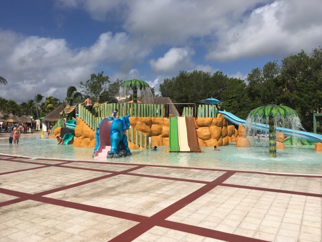 2019-04-07-Cancun-Bahia-Principie-02-water-park.JPG