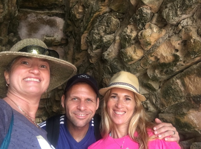 2019-04-09-Cancun-Bahia-Principie-30-Tulum-Suzi-Lio-Adriana.JPG