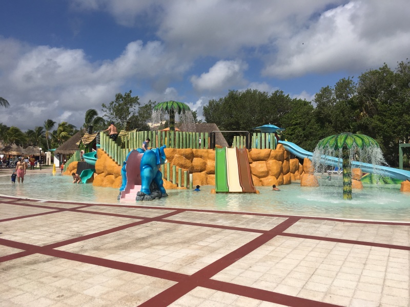 2019-04-07-Cancun-Bahia-Principie-02-water-park.JPG