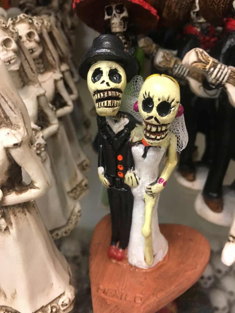 2019-04-09-Cancun-Bahia-Principie-37-Dias-de-la-muerte-statue.JPG