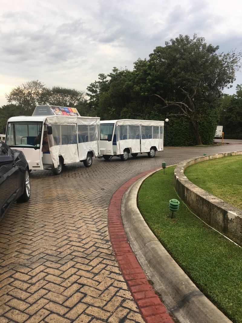 2019/04(April)/Cancun-with-Adriana/800x600_2019-04-09-Cancun-Bahia-Principie-41-trolly.JPG