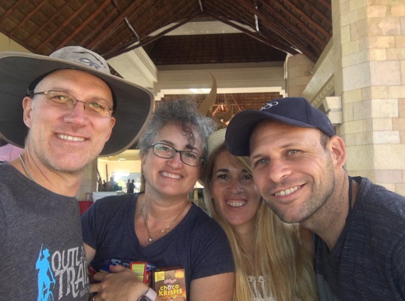 2019/04(April)/Cancun-with-Adriana/800x600_2019-04-10-Cancun-Bahia-Principie-01-Travis-Suzi-Adriana-Lio.JPG