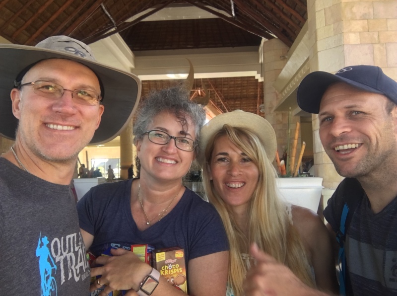 2019-04-10-Cancun-Bahia-Principie-03-Travis-Suzi-Adriana-Lio.JPG