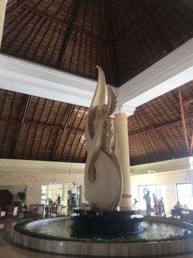2019-04-06-Cancun-Bahia-Principie-003-lobby.JPG