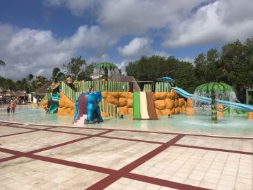 2019-04-07-Cancun-Bahia-Principie-02-water-park.JPG