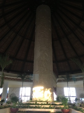 2019-04-07-Cancun-Bahia-Principie-36-lobby.JPG