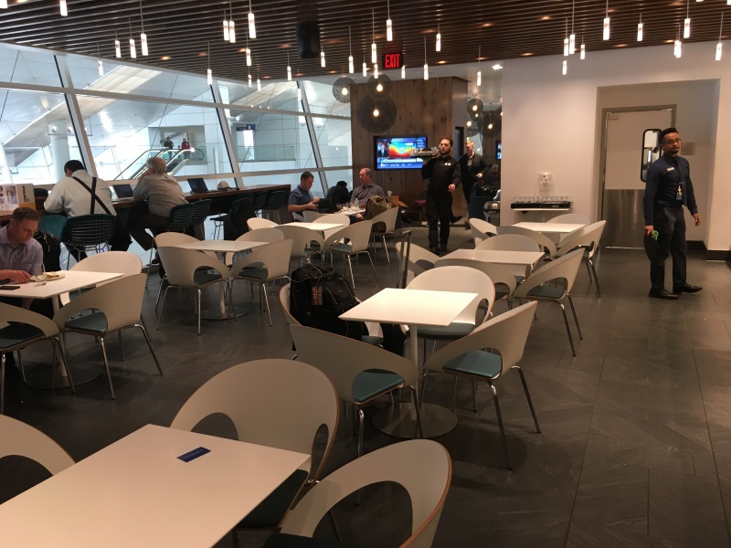 2019/04(April)/Misc/800x600_2019-04-01-DFW-AMEX-Lounge.JPG