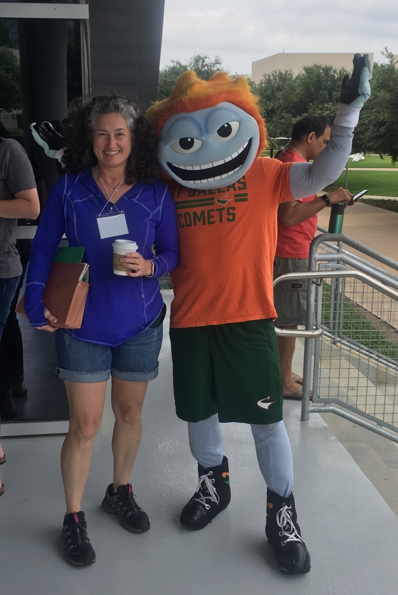 2019/06(June)/Dax-UTD/800x600_2019-06-24-UTD-Visit-2-Suzi-Temoc-mascot.JPG