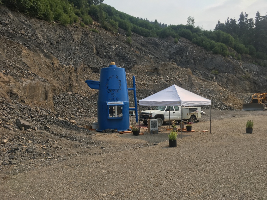 2019/07(July)/Jim-Janeen-50th-Anniversary-Alaska-Cruise/08_Icy_Strait/1024x768_2019-07-08-50th-anniversary-cruise-Icy-Strait-Hoonah-21-Coffee-Pot-stand.JPG