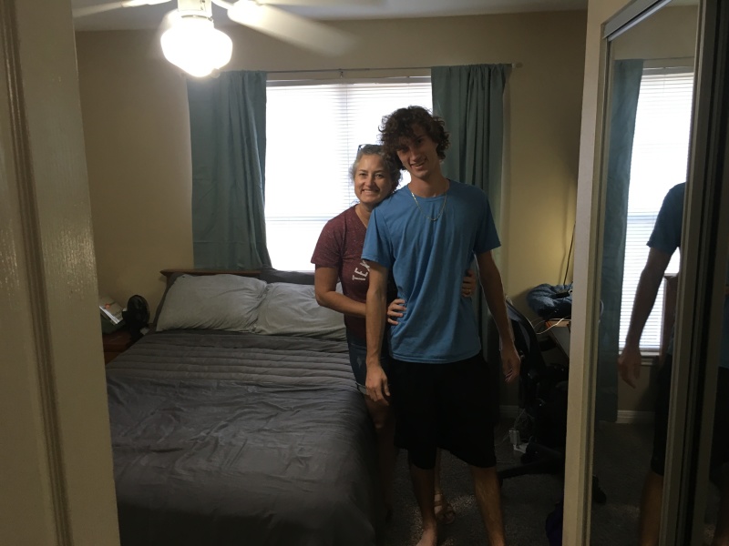 2019/08(August)/Chance-moves-to-College-Station-TAMU/800x600_2019-08-24-Dropping-Chance-off-at-new-apartment-05-Suzi.JPG
