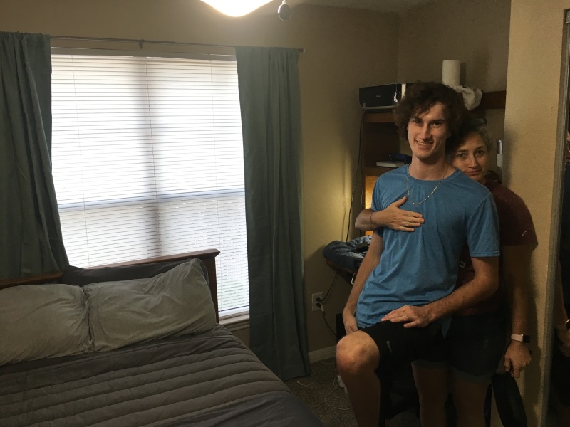 2019/08(August)/Chance-moves-to-College-Station-TAMU/800x600_2019-08-24-Dropping-Chance-off-at-new-apartment-07-Suzi.JPG