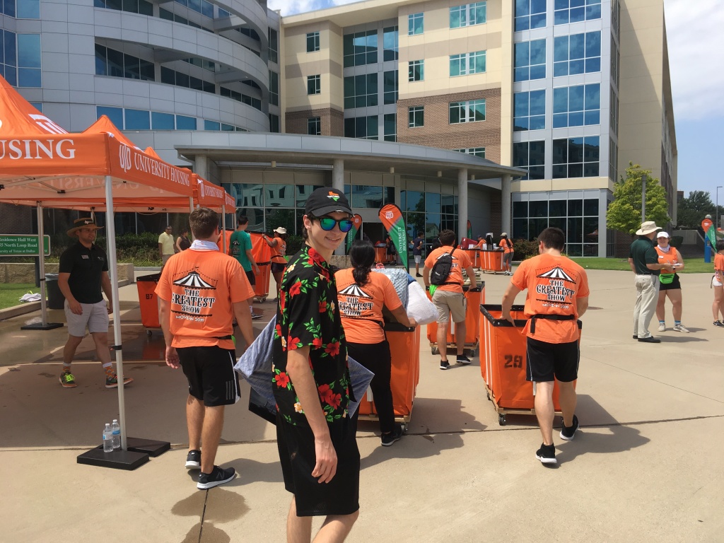 2019/08(August)/Dax-moves-to-UTDallas/1024x768_2019-08-13-Dax-moves-into-dorm-at-UTD-07.JPG