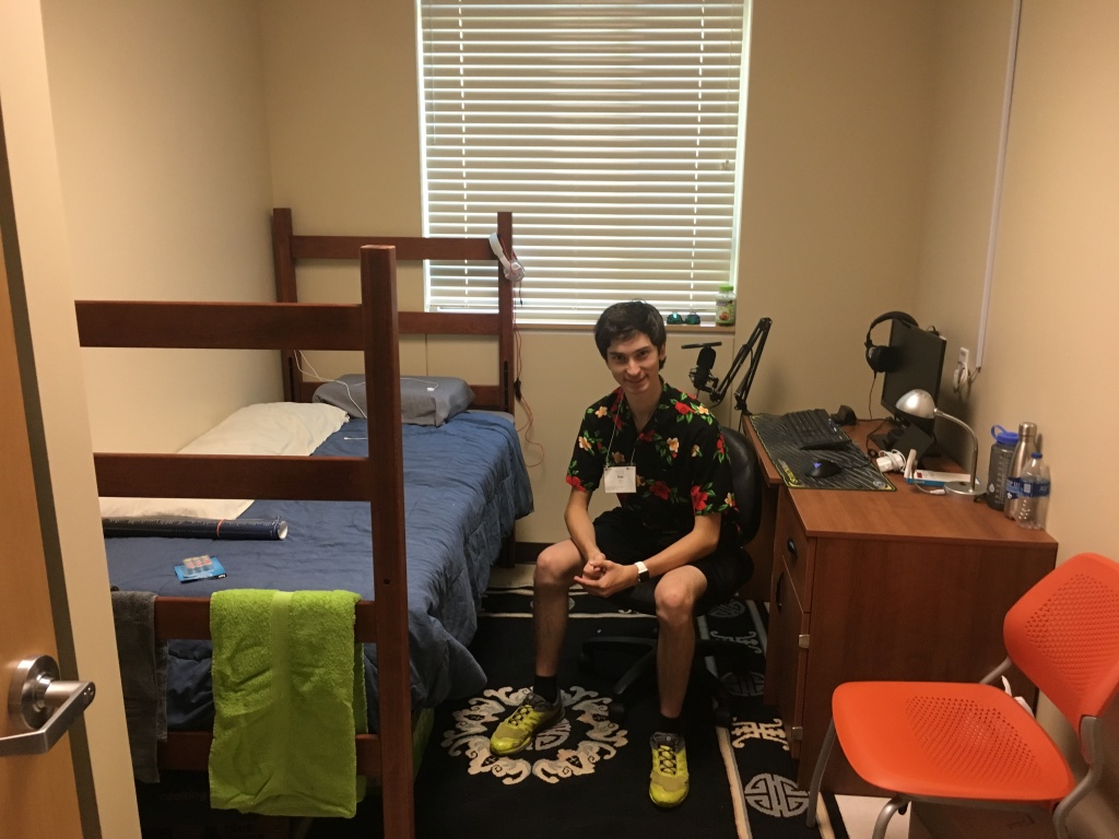 2019/08(August)/Dax-moves-to-UTDallas/1024x768_2019-08-13-Dax-moves-into-dorm-at-UTD-17.JPG