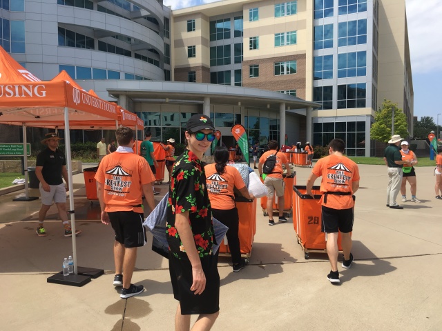 2019/08(August)/Dax-moves-to-UTDallas/640x480_2019-08-13-Dax-moves-into-dorm-at-UTD-07.JPG