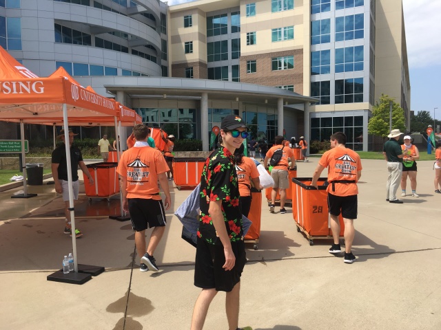 2019/08(August)/Dax-moves-to-UTDallas/640x480_2019-08-13-Dax-moves-into-dorm-at-UTD-08.JPG