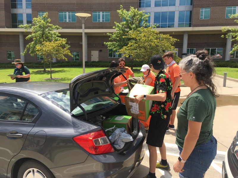2019/08(August)/Dax-moves-to-UTDallas/800x600_2019-08-13-Dax-moves-into-dorm-at-UTD-05-Suzi.JPG
