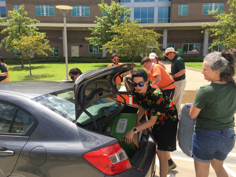 2019/08(August)/Dax-moves-to-UTDallas/800x600_2019-08-13-Dax-moves-into-dorm-at-UTD-06-Suzi.JPG