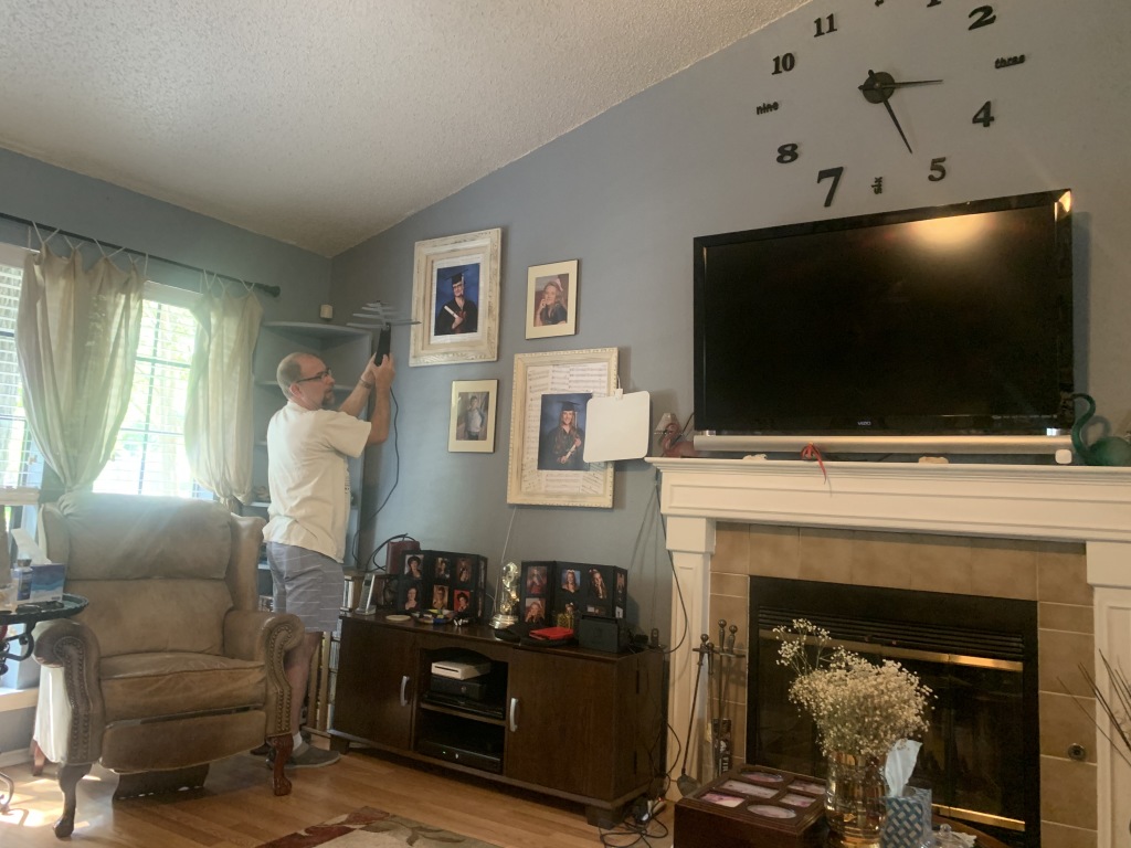 2019-09-22-Ren-antennae-TV-1.JPG