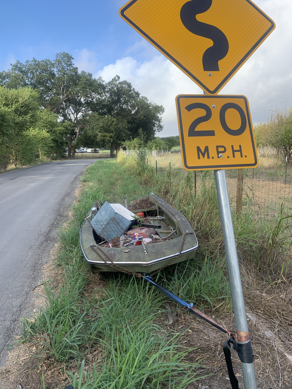2019-09-27-Abandoned-boat-near-Lookout-at-Brushy-Creek-2.JPG