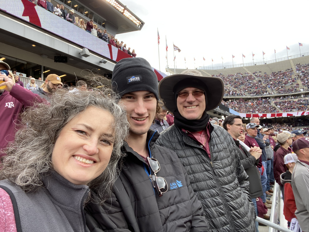 2019/10(October)/TAMU-game/1024x768_2019-10-26-TAMU-game-parents-visit-03-Suzi-Chance-Travis.JPG