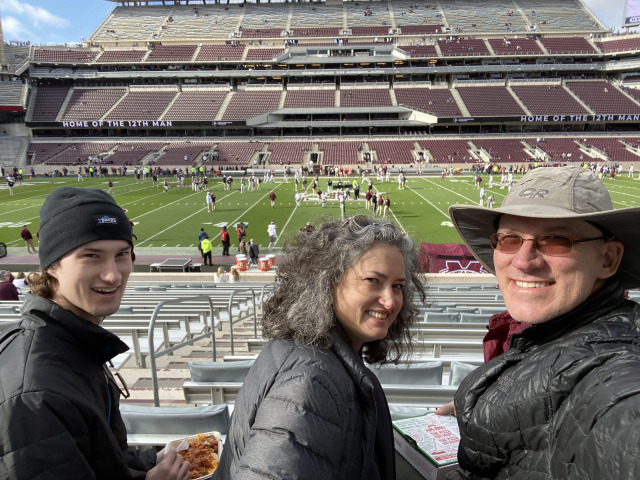 2019/10(October)/TAMU-game/640x480_2019-10-26-TAMU-game-parents-visit-02-Chance-Suzi-Travis.JPG