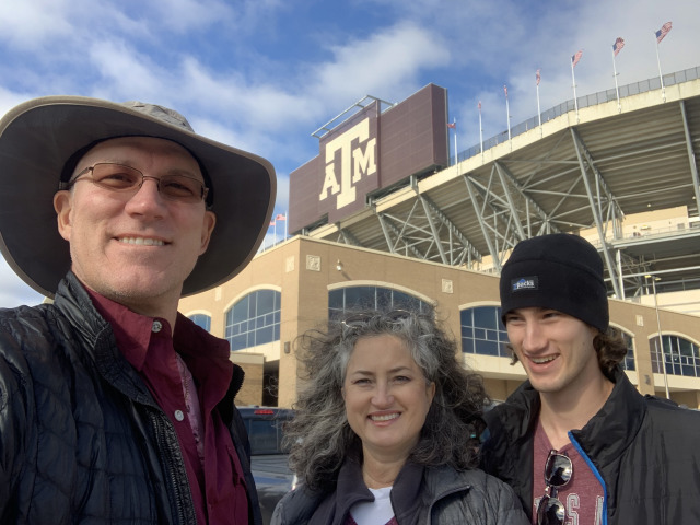 2019/10(October)/TAMU-game/640x480_2019-10-26-TAMU-game-parents-visit-04-Travis-Suzi-Chance.JPG