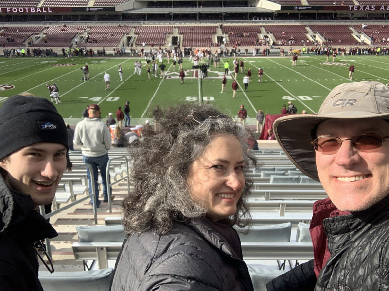 2019/10(October)/TAMU-game/800x600_2019-10-26-TAMU-game-parents-visit-06-Chance-Suzi-Travis.JPG