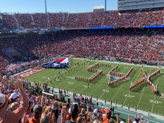 2019-10-19-UTexas-Football-4-flag-run.png