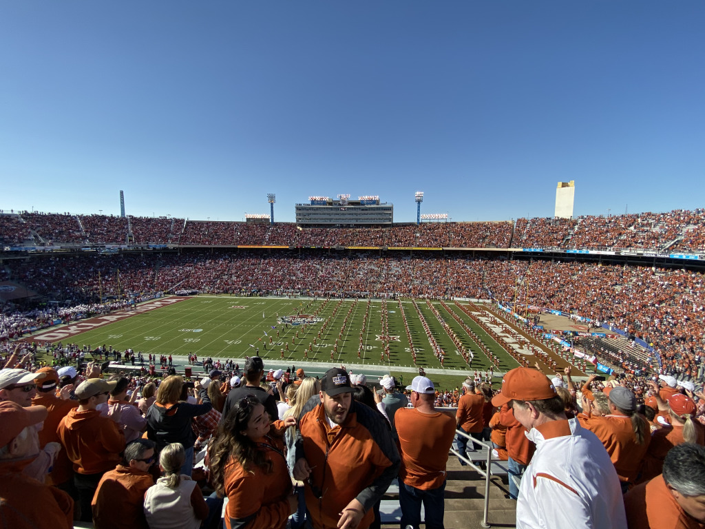 2019/10(October)/UTD-Parents-weekend/1024x768_2019-10-12-Texas-vs-OU-in-Dallas-21.JPG